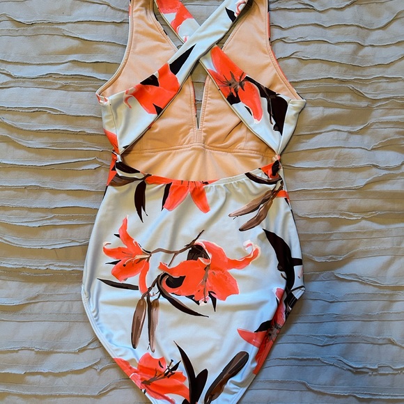 Albion Fit Shell Shock, Sea Glass V Neck Swimsuit (Size M) - Picture 3 of 3